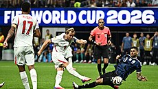 Argentinský stoper Cristian Romero se sna�í zablokovat st�elu Angli�ana Harryho...