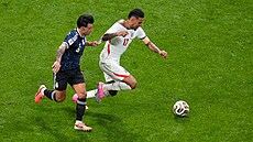 Argentinský stoper Lisandro Martínez se sna�í zastavit Angli�ana Morgana...