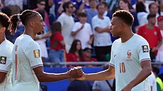 Francouzský k�ídelník Michael Olise (vlevo) a Kylian Mbappé po zápase s Marokem.