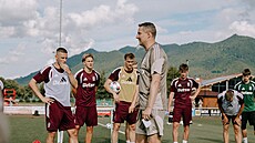 Spar�anský trenér Brian Priske hovo�í s hrá�i na tréninku v Grassau.