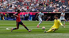 Belgický gólman Thibaut Courtois chytá st�elu Lamina Yamala v utkání se...