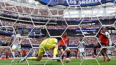 �pan�lský zálo�ník Mikel Merino st�ílí gól do sít� Belgie.