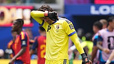 Belgický branká� Senne Lammens po inkasované brance v utkání se �pan�lskem.