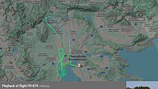 Boeing s rozbitým oknem, v n�m� uvázla hlava cestujícího, krou�il déle ne�...