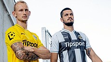 Úto�ník Ond�ej Mihálik (vlevo) a obránce Filip �ihák pózují v dresech, ve...