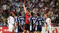 David Beckham (vlevo) z Anglie vidí �ervenou b�hem zápasu na MS 1998 s...