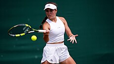 �eská juniorka Jana Kova�ková v akci b�hem Wimbledonu.