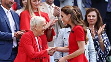 Martina Navrátilová se zdraví s Catherine, princeznou z Walesu.