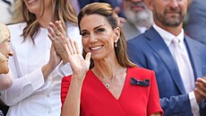 Catherine, princezna z Walesu, mává dav�m na wimbledonském centrkurtu.