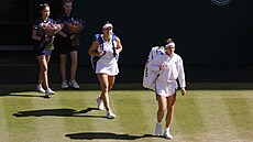 Linda Nosková (vlevo) a Karolína Muchová nastupují k wimbledonskému finále.