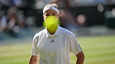 Karolína Muchová sleduje tenisový mí�ek.