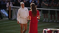 Catherine, princezna z Walesu, p�edává Karolín� Muchové cenu pro pora�enou...
