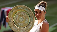 Linda Nosková pózuje s wimbledonskou trofejí.