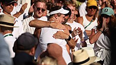 Linda Nosková se raduje z wimbledonského triumfu ve svém boxu.