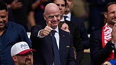 Gianni Infantino, prezident FIFA, se culí do kamery.