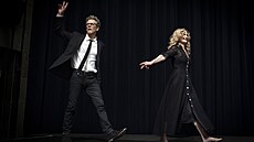 Kevin Bacon a Kyra Sedgwicková p�icházejí do Velkého sálu Hotelu Thermal (10....