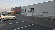Výdejní boxy stojí p�ímo u prodejny Kaufland v blízkosti parkovi�t�. (17....