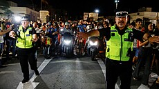 Motoristé i chodci �ekají na odstran�ní hranic mezi Gibraltarem a �pan�lskem....