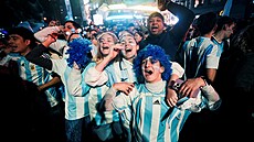 Fanou�ci Argentiny oslavují výhru nad Anglií v semifinále fotbalového MS 2026.
