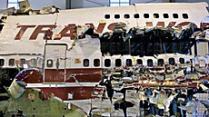 Detail rozt�í�t�ných a zohýbaných plech� trupu Boeingu 747.