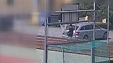 Odstavené auto, jemu� b�el motor, zaujalo p�tat�icetiletého kolemjdoucího....