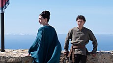 Anne Hathaway a Tom Holland ve filmu Odyssea (2026)