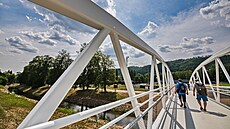 Nov� otev�ená bezbariérová lávka p�es �eku Svitavu, která propojuje Sportovní...