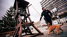�t�n� policejního psa Palermo v prosinci 2024 se svým psovodem v P�erov�