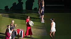Princezna Kate z Walesu p�edává vít�znou trofej Lind� Noskové z �eské...