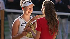 Linda Nosková z �eské republiky p�ebírá trofej pro vít�zství od britské...
