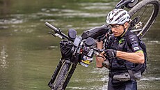 Závod 1000 Miles Adventure m��í p�ibli�n� 1600 kilometr� a vede mezi...