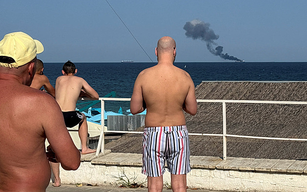 V Oděse se vesele paří i za války. Na pláže padají drony, místní se v nich šťourají