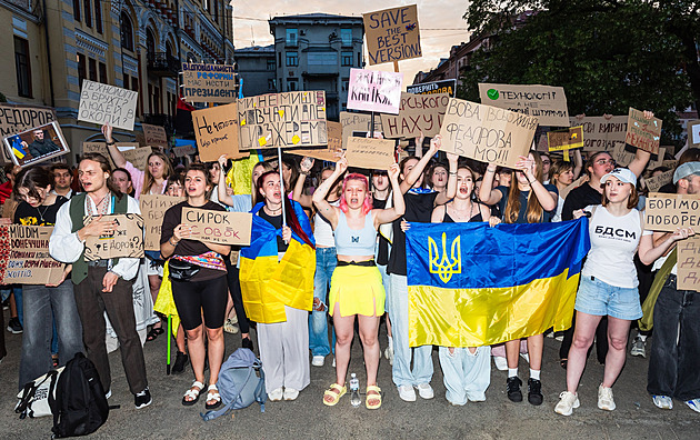 Zelenskyj se protestů velmi bojí. Syrského bude muset obětovat, říká expert