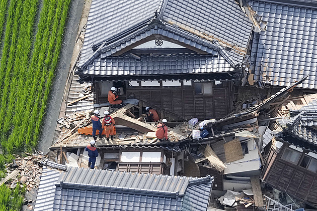 Při zemětřesení v Japonsku bylo zraněno nejméně 37 lidí, tsunami nehrozí