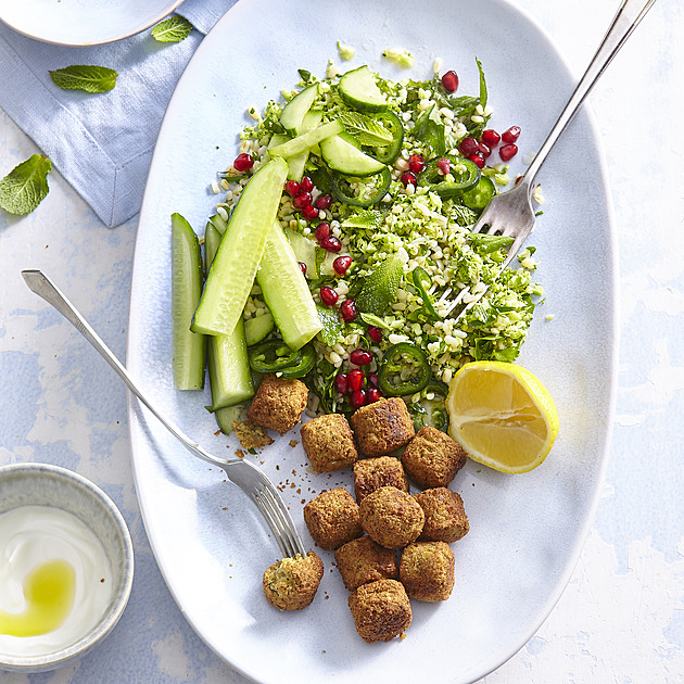 Pečený falafel se salátem z bulguru a brokolice: Osvěžující zeleninové jídlo s granátovým jablkem