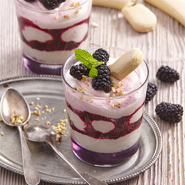 Ostružinové tiramisu v pohárcích: Letní nepečený dezert s mascarpone a vínečkem