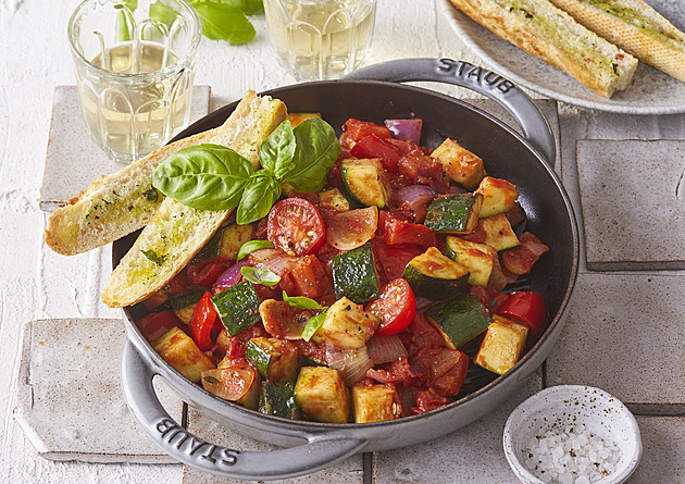 Letní ratatouille: Voňavá zeleninová směs s bylinkami a křupavou bagetou