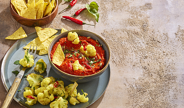 Paprikový hummus s pečeným květákem: Krémová cizrnová pomazánka s kukuřičnými nachos