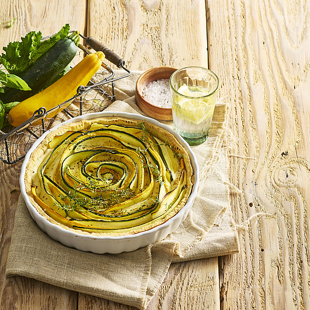 Slaný cuketový koláč s ricottou a parmazánem: Křehký francouzský quiche s bylinkami