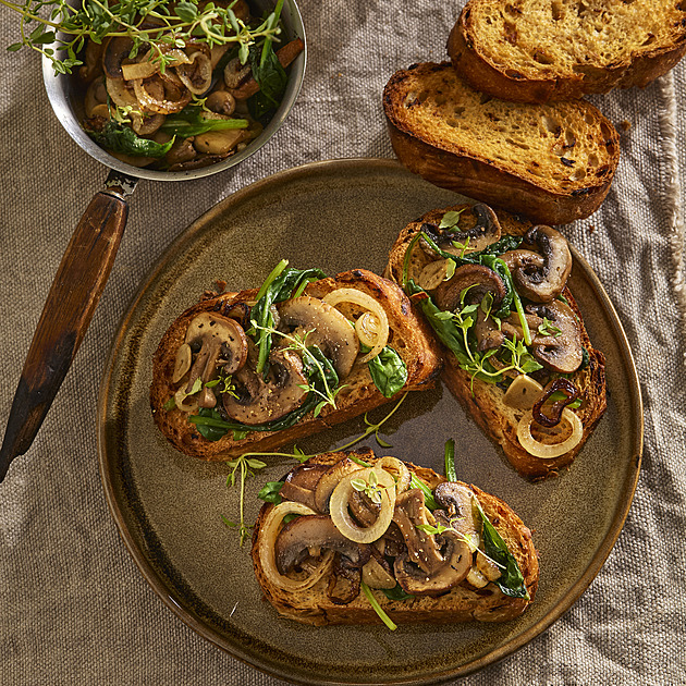 Křupavá houbová bruschetta s vínečkem a špenátem: Rychlé a elegantní pohoštění