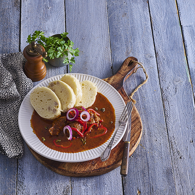 Vepřový guláš z trouby: Bezpracný recept z jednoho pekáče bez míchání