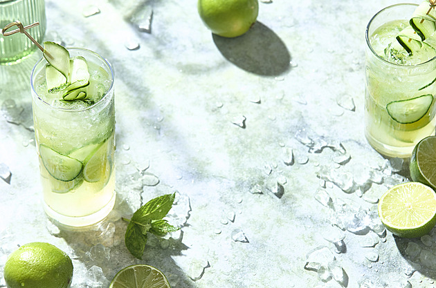 Osvěžující Gin spritz s proseccem a limetkou: Svěží koktejl s mátou a okurkou