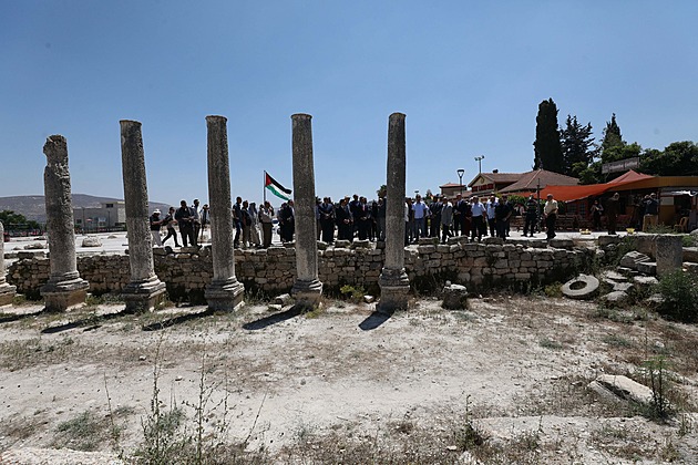 Stovka židovských osadníků bránila návratu palestinské rodiny, zraněni byli i policisté