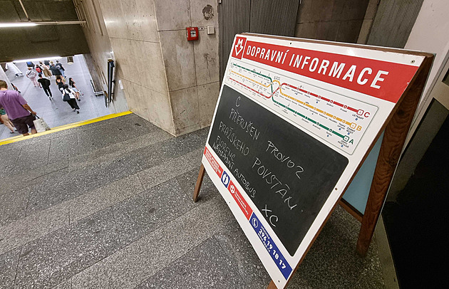 Zásah záchranářů omezil metro linky C. Do kolejiště spadl dětský kočárek