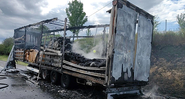 Dálnici D5 na Berounsku uzavřel požár návěsu