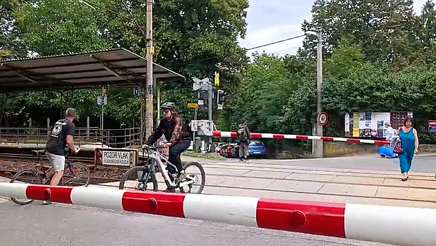 VIDEO: Lidé na přejezdu v Černošicích riskovali. Ignorovali závory i červená světla