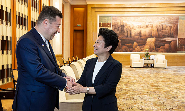 OBRAZEM: Okamura má za sebou první jednání v Číně. Čekala ho i plavba po řece