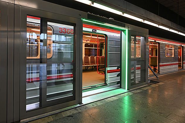 Sebevraždám v metru zabrání nástupištní stěny. Zatím je instalovat nelze, říká DPP