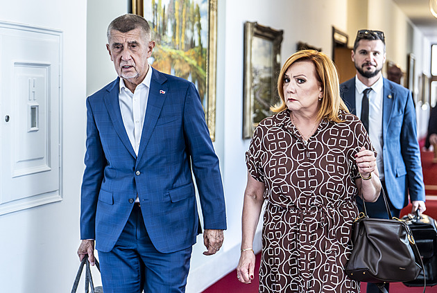 Vláda schválila navýšení penze pracujícím důchodcům a lidem po osmdesátce