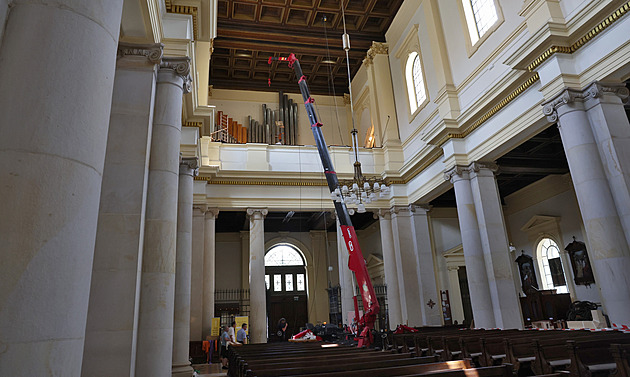 Unique Organ Installed in Ostrava Cathedral; Crane Lifts Pipes to Choir Loft